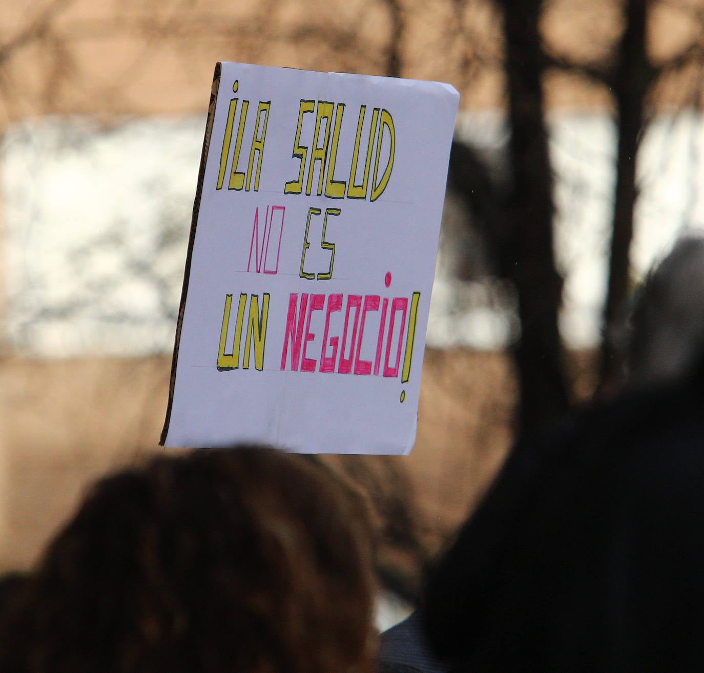 Concentración contra el cierre de la urgencias de pediatría en el centro de salud de Pico Tuerto de Ponferrada