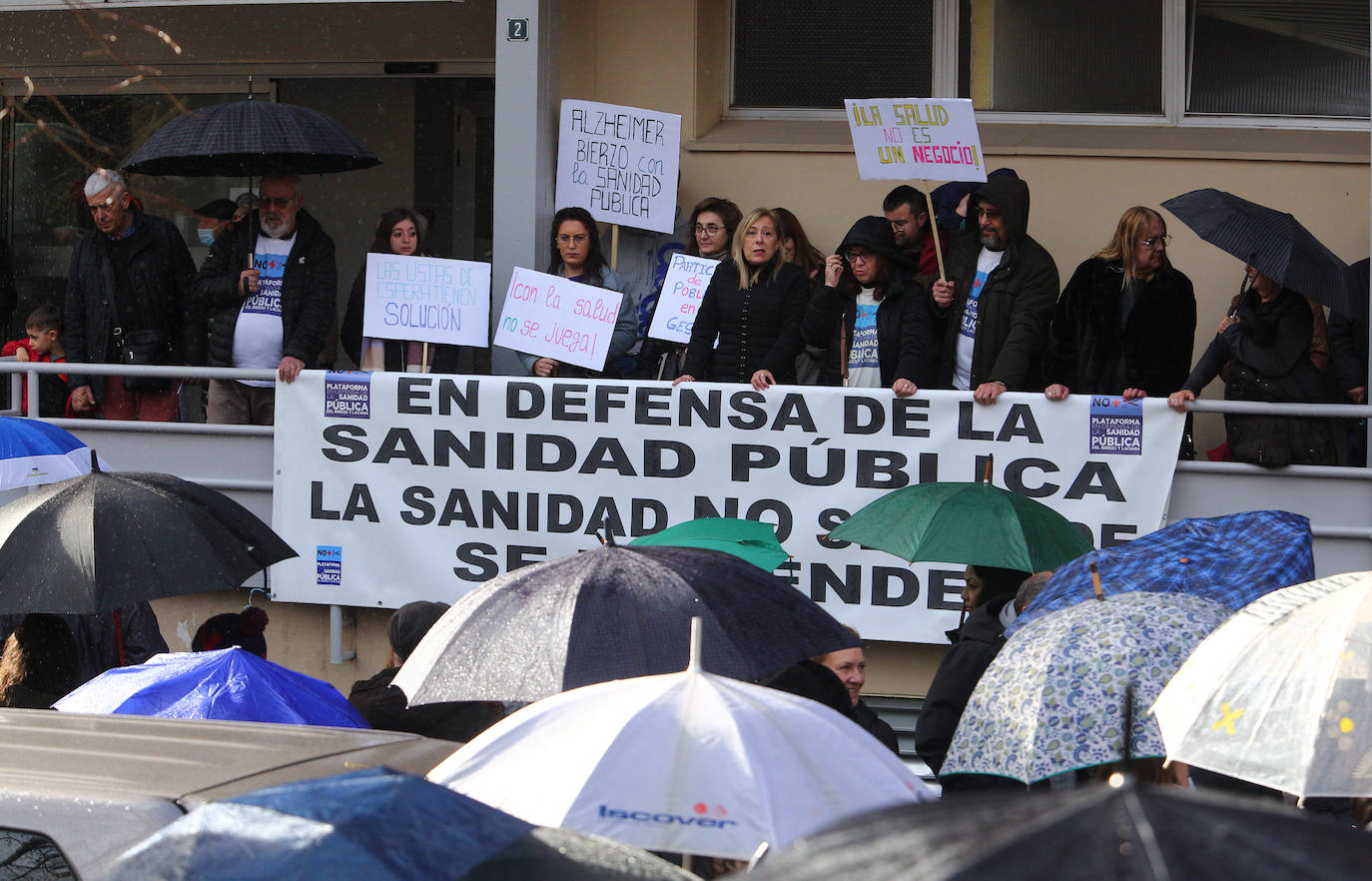 Concentración contra el cierre de la urgencias de pediatría en el centro de salud de Pico Tuerto de Ponferrada