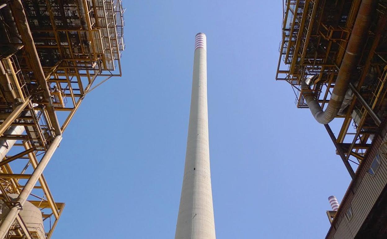 Imagen de las torres de refrigeración y chimeneas de Compostilla. 