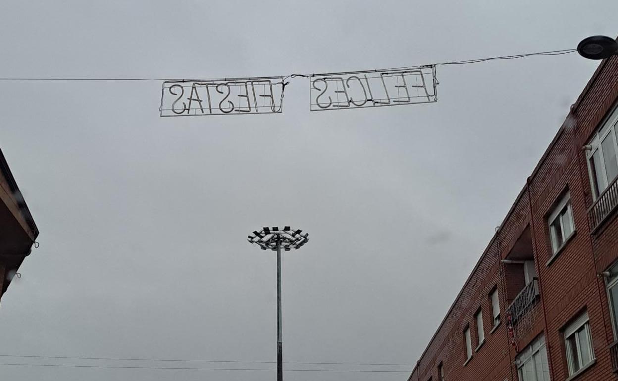 Una de las luces navideñas colocadas en uno de los accesos a Villaobispo.