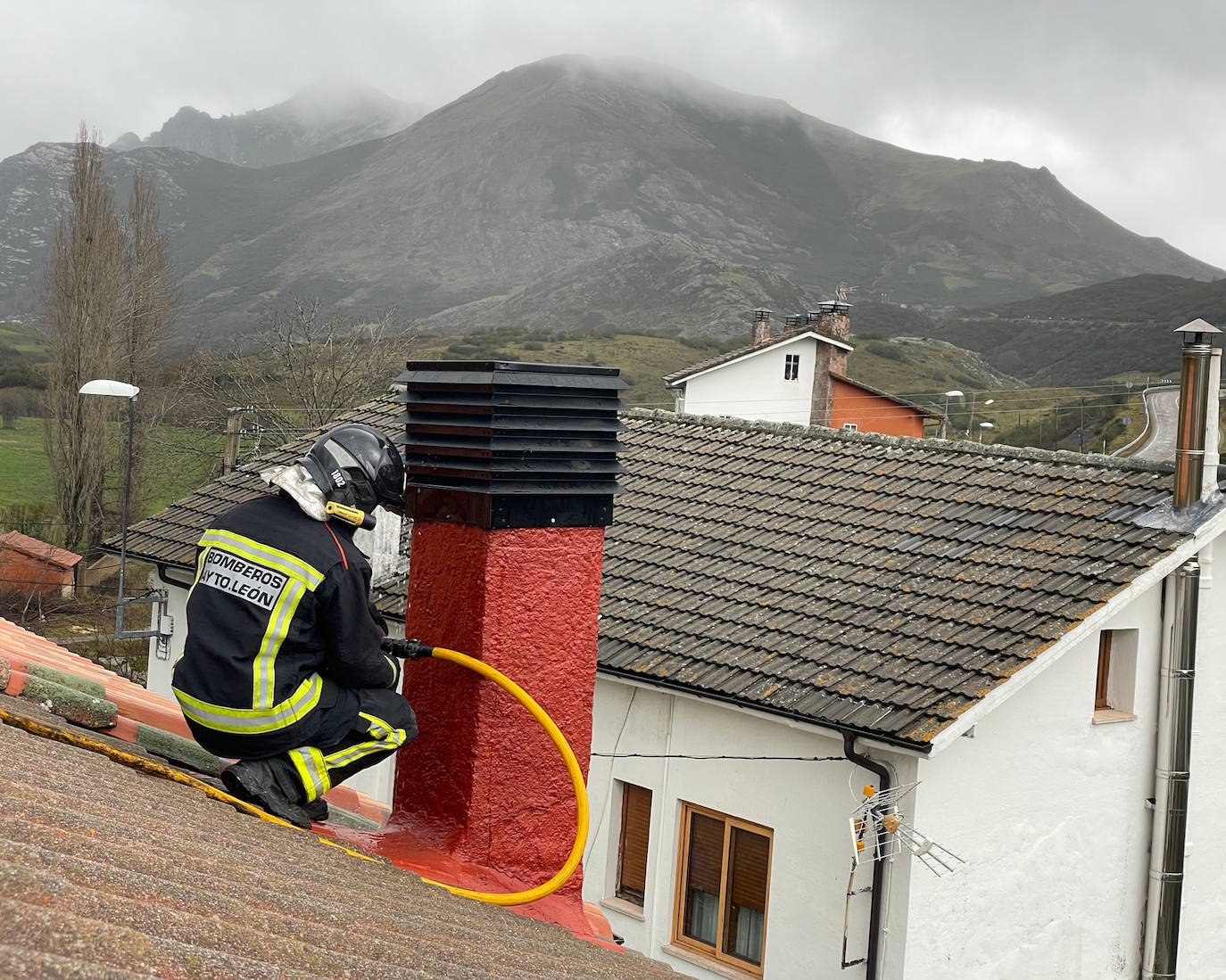 Efectivos de Bomberos de León acuden a sofocar un incendio en una vivienda en Isoba. 