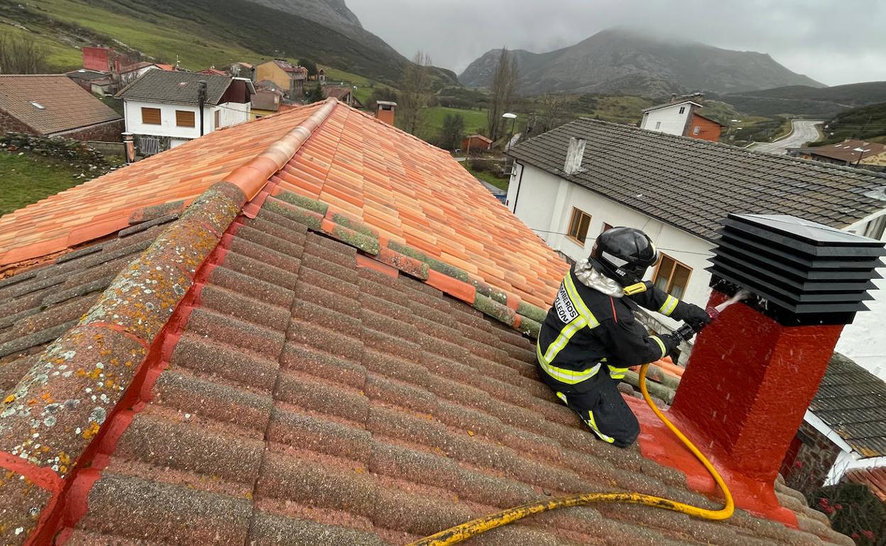 El fuego, localizado en la chimenea, afectó a varias dependencias de la vivienda. 