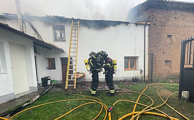 La vivienda presena graves daños tras la caída del tejado por el fuego. 