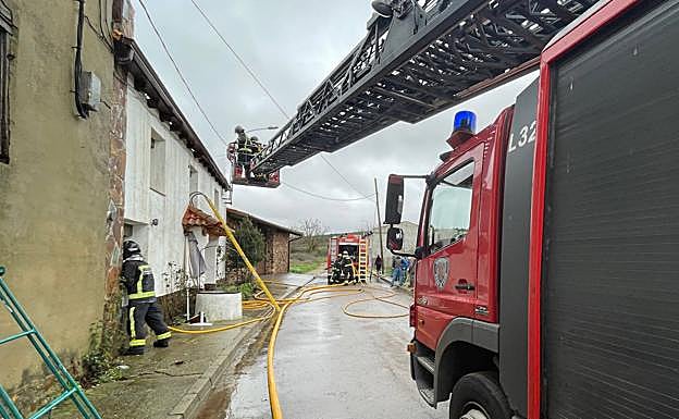 Hasta el lugar se desplazaron dos dotaciones de bomberos. 