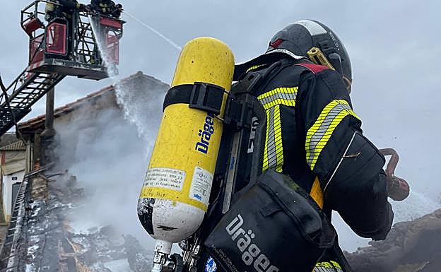 Los bomberos trabajan en la extinción de las llamas cuando parte de la estructura del tejado ya había caído. 