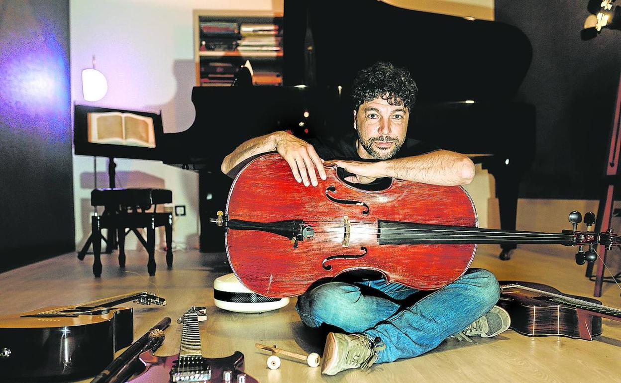 El compositor y director de orquesta Iván Palomares, en su estudio de Madrid.