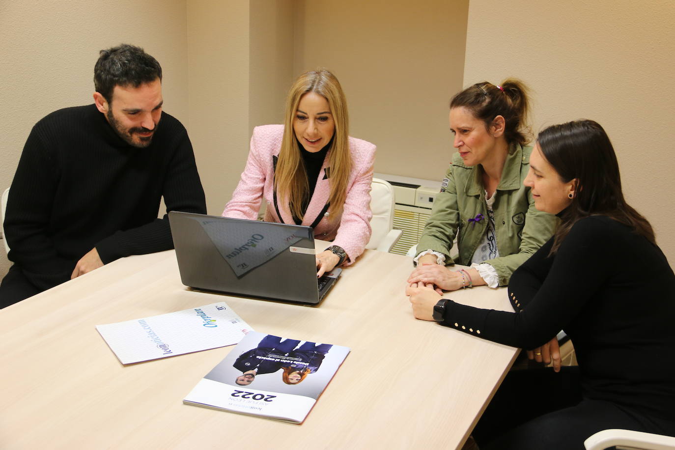 El equipo comercial con la gerente de leonoticias, Yolanda Barrientos.