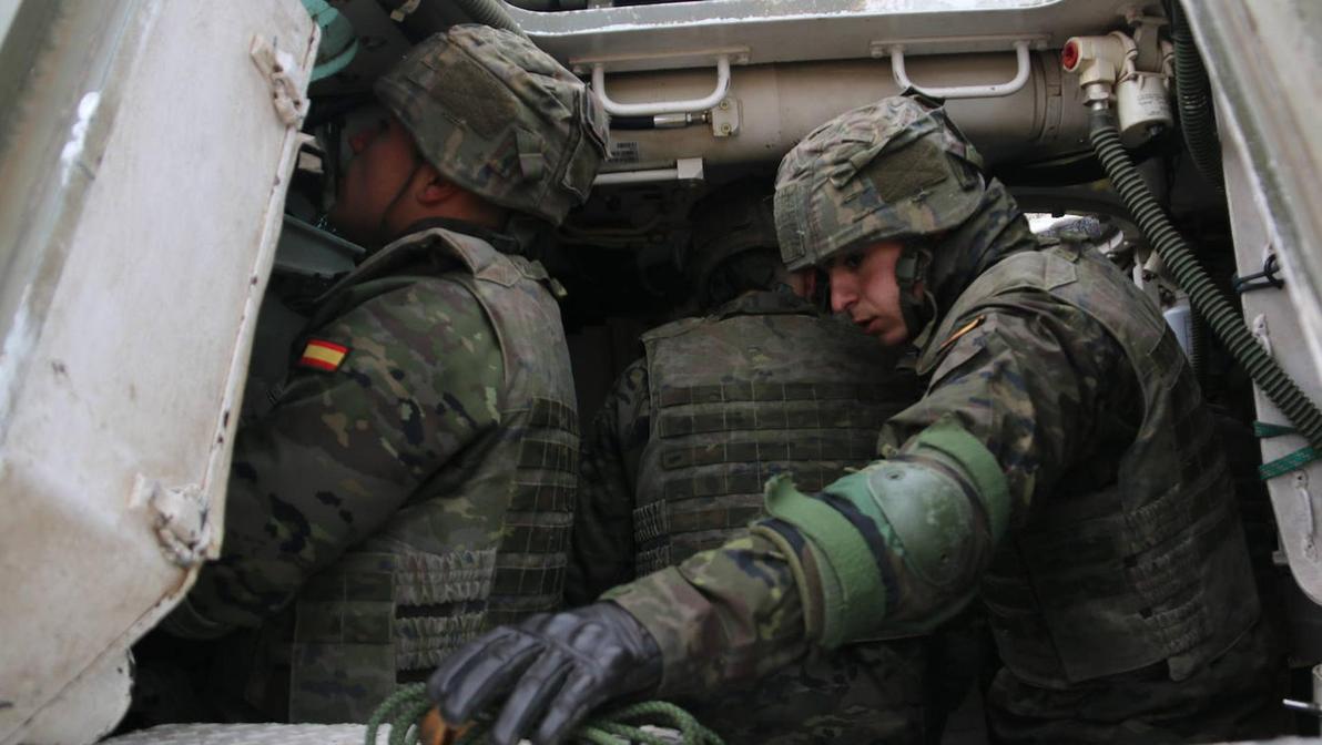 Soldados del MACA realizan una acción de fuego (simulado) sobre un objetivo de manera expedita.