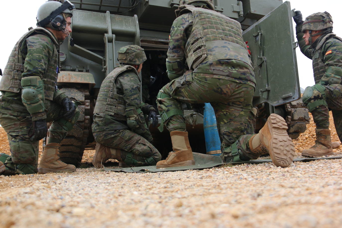 El Mando de Artillería realiza maniobras de fuego simulado en San Andrés del Rabanedo
