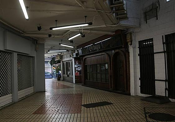 La decena de negocios que ocupaban el pasaje de San Agustín se han visto obligados a cerrar sus puertas.