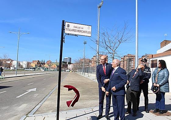 El alcalde de León y el presidente de los colegiados descubren la nueva placa.