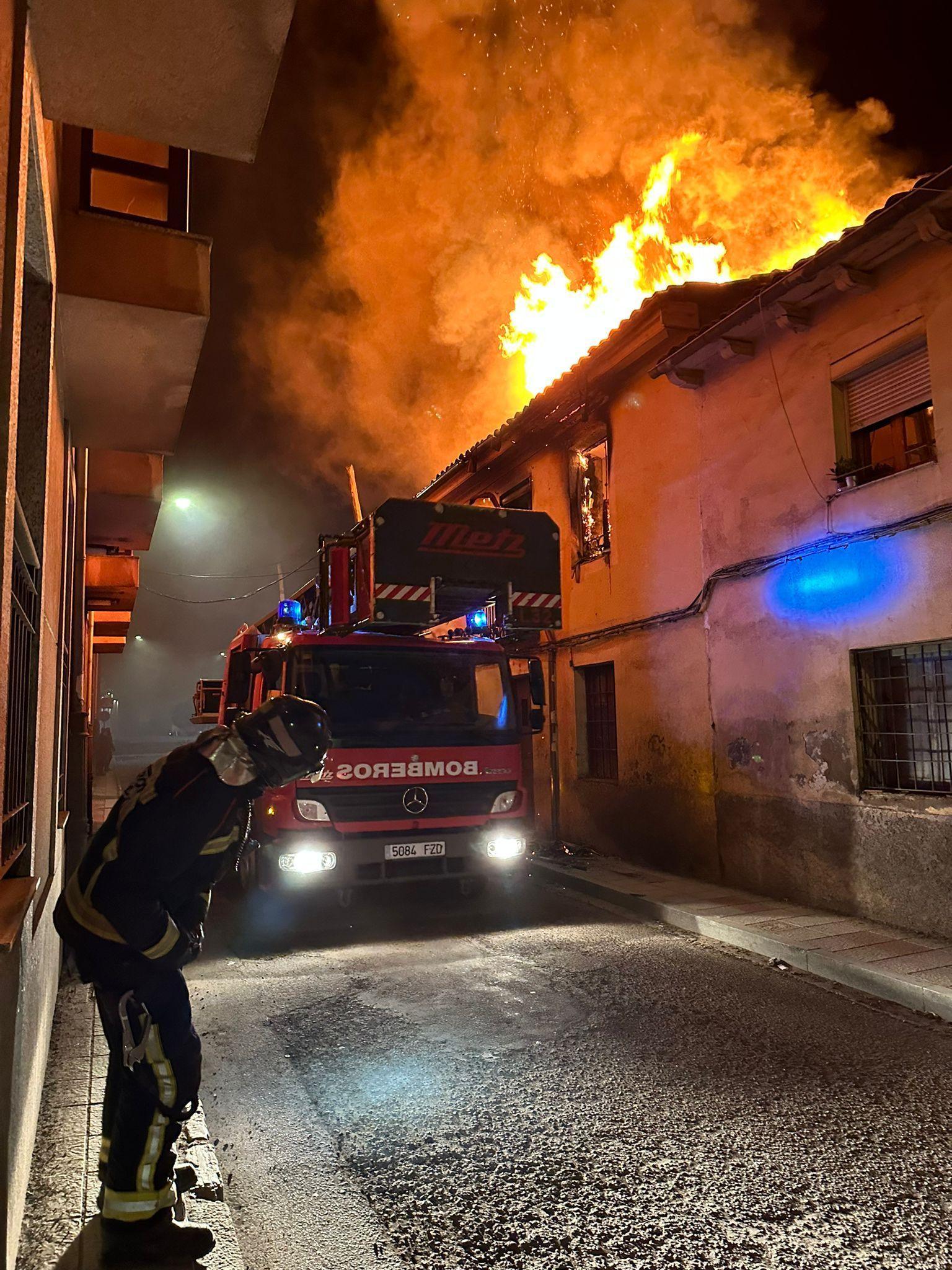 Incendio en una vivienda abandonada en la calle Alfonso el Justiciero de León