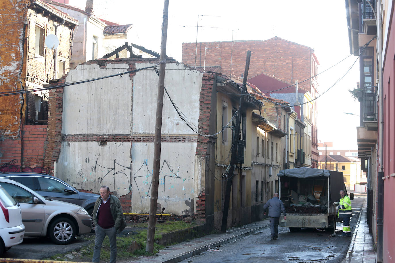 Incendio en una vivienda abandonada en la calle Alfonso el Justiciero de León