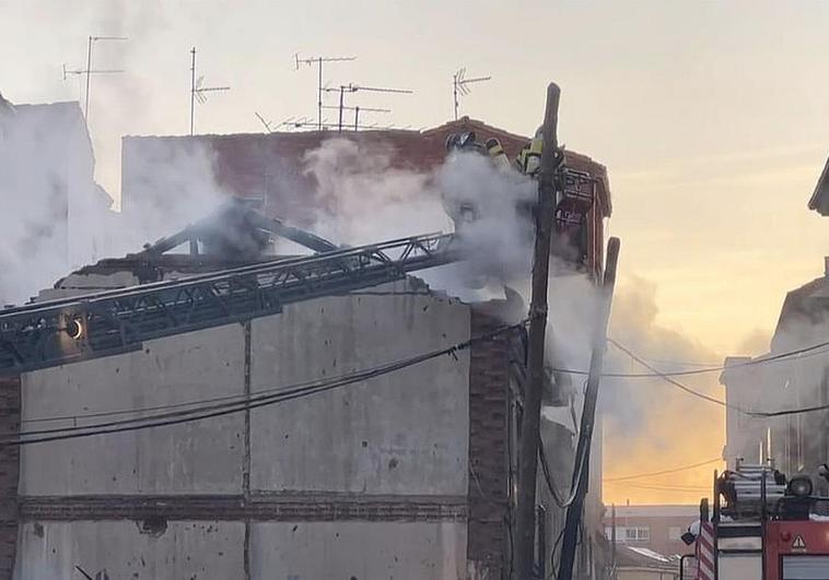 El incendio de una vieja vivienda obliga a intervenir a Bomberos de León