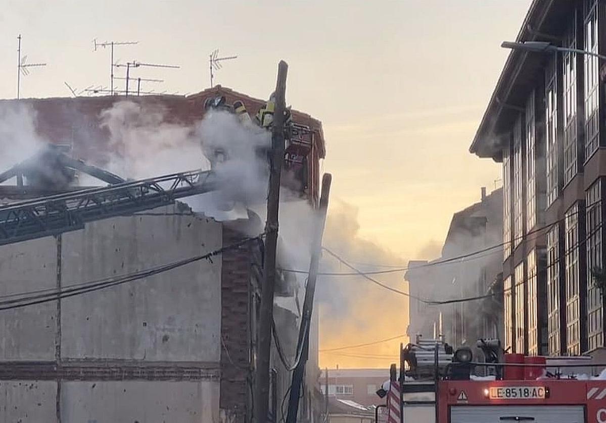 El incendio de una vieja vivienda obliga a intervenir a Bomberos de León