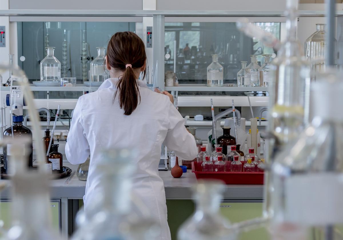 Investigadora en un laboratorio.