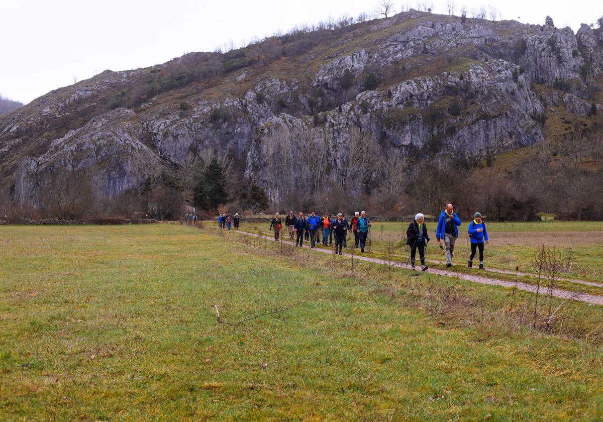 La Asociación de Amigos del Camino de Santiago de León por la Vega de S. Pedro en Verdiago, se dirigen hacia Valdoré.El municipio de Crémenes ofrece una potente oferta turística senderista que tiene en la Vía Saliámica-Ruta Vadiniense uno de sus principales alicientes, sin olvidar otras rutas en Valdoré; Corniero; Remolina; Argovejo; Las Salas y Lois.