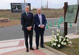 León ha rendido un «sentido» homenaje este jueves a la incomiable labor de los sanitarios en el día día destacando su función durante los peores meses de la pandemia de covid-19. Además, el alcalde de León, José Antonio Diez, y el presidente del colegio de médicos, José Luis Diaz Villarig, colocaron una corona de flores en memoria de los fallecidos.