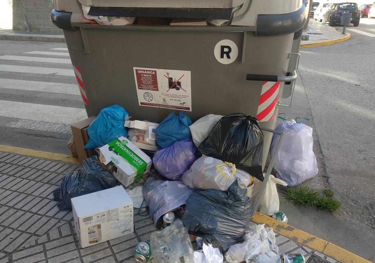 La basura se empieza a acumular en la calles de Ponferrada en el cuarto día de huelga de los trabajadores del servicio.