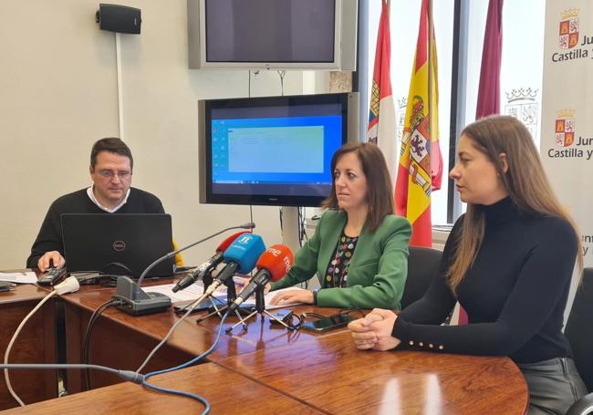 El arquitecto Fernando Liébana; la directora general de Transportes, Laura Paredes; y la delegada de la Junta en León, Ester Muñoz.