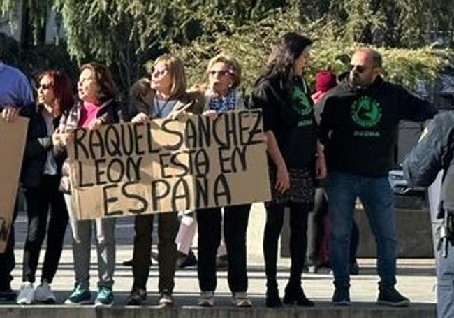 Vecinos de Trobajo ante el Congreso de los Diputados.