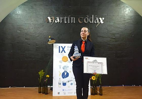 Airi de Paz Jiménez recoge su premio como ganadora del campeonato.