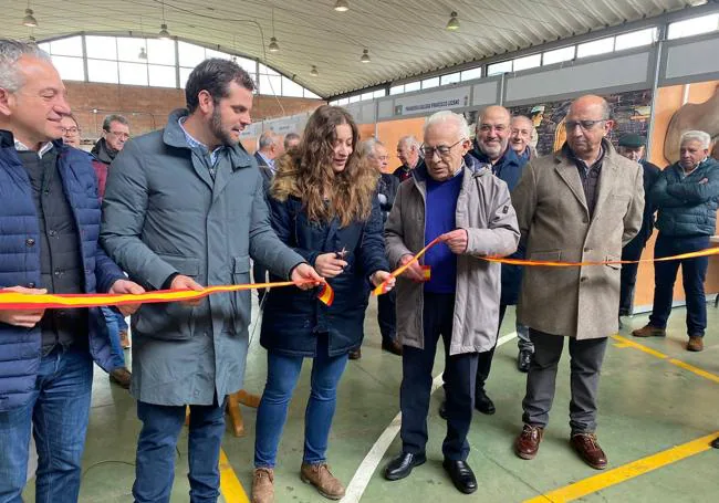 Corte de cinta en la inauguración de la feria.