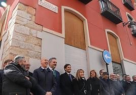 Descubren la placa de la nueva calle dedicada a la Cofradía de Nuestra Señora de las Angustias y Soledad.