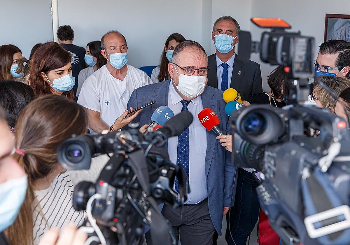 El consejero de Sanidad, Alejandro Vázquez, atiende a los medios de comunicación.