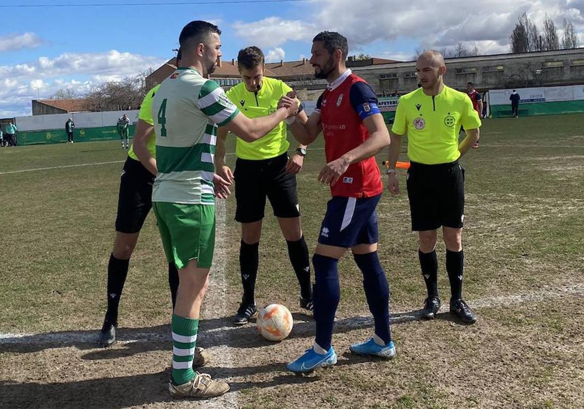 Los capitanes se saludan antes del inicio de la jornada 25 en Tercera RFEF.