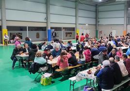 Momento de hermanamiento de todos los participantes durante la comida en Cembranos.