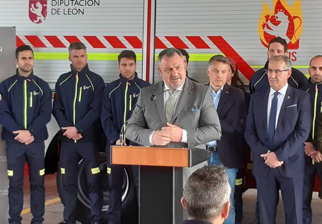 El presidente de la Diputación de León, en el parque de bomberos de Valencia de Don Juan.