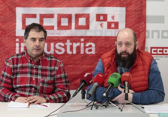 El secretario de Organización de CCOO Industria en Castilla y León, Juan Manuel Ramos, y el provincial, Ángel Manuel Santos, comparecen para informar sobre una sentencia del Tribunal Supremo sobre Embutidos Rodríguez