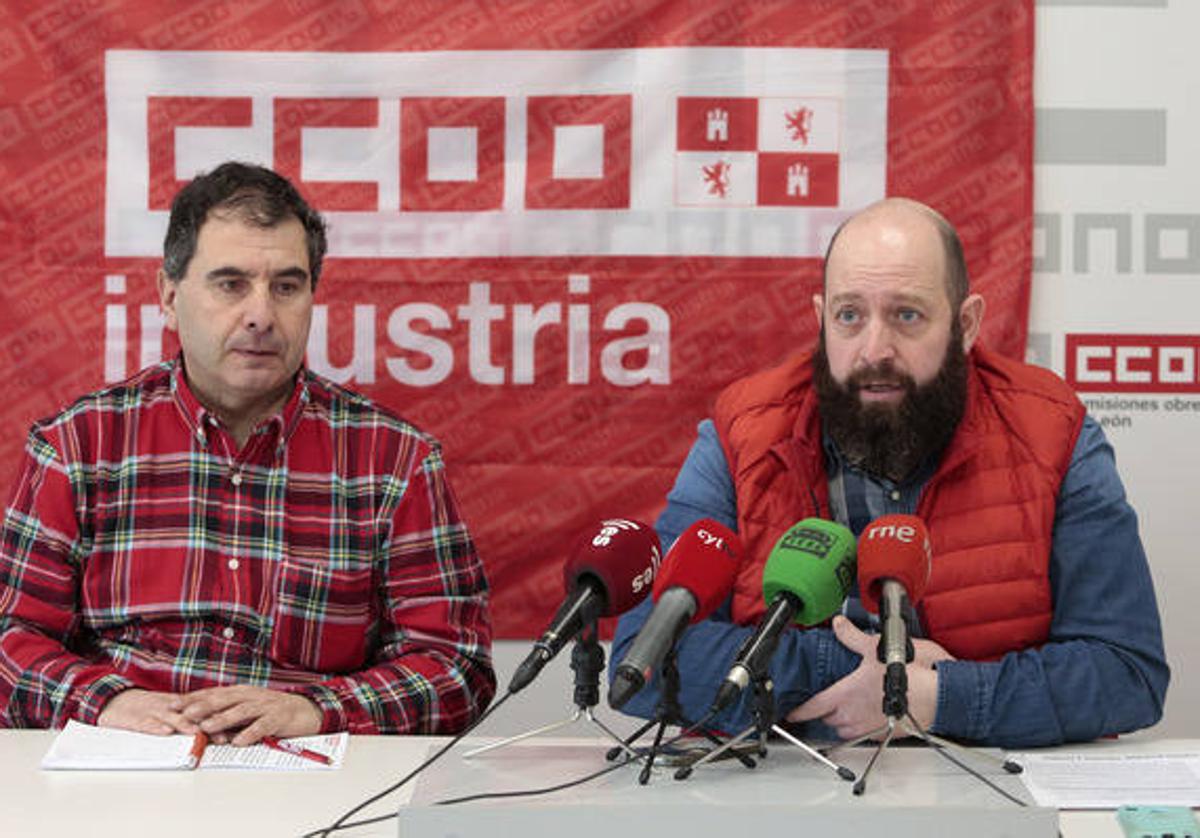 El secretario de Organización de CCOO Industria en Castilla y León, Juan Manuel Ramos, y el provincial, Ángel Manuel Santos, comparecen para informar sobre una sentencia del Tribunal Supremo sobre Embutidos Rodríguez