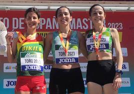 Esther Ramos, en el centro de la imagen, con su medalla de oro tras la prueba celebrada en Toro.