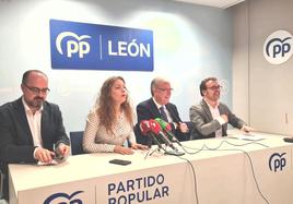 De izquierda a derecha: Marco Morala, candidato del PP en Ponferrada; Ester Muñoz, presidenta del PP de León; Antonio Silván, senador del PP por León; y Ricardo Gavilanes, procurador del PP por León.