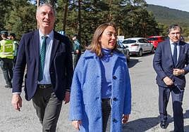 a consejera de Movilidad y Transformación Digital, María González Corral; juntos al director general de carreteras e infraestructuras, Jesús Felix Puerta García; el delegado Territorial, José Mazarías; y visita las obras de la carretera CL-601 en Segovia.