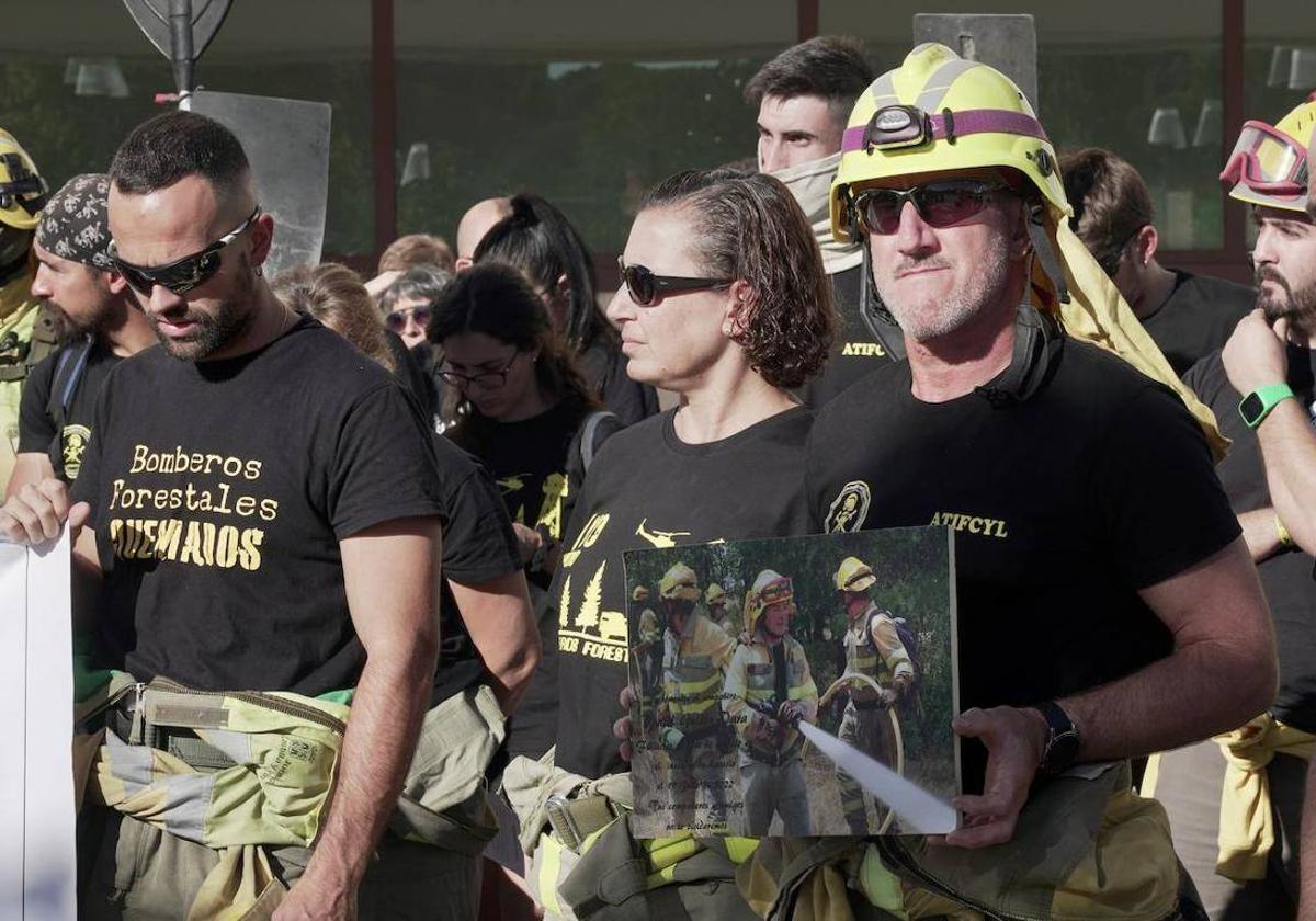 Los bomberos forestales de Castilla y León se manifiestan en una imagen de archivo.