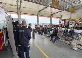 El parque de Bomberos de Valencia de Don Juan atenderá a 78 localidades. En la imagen un instante de la presentación de los nuevos equipos y profesionales este lunes.