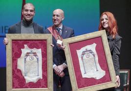 Pablo Álvarez y Sara García, durante su reconocimiento como HIjos Predilectos de León este lunes.