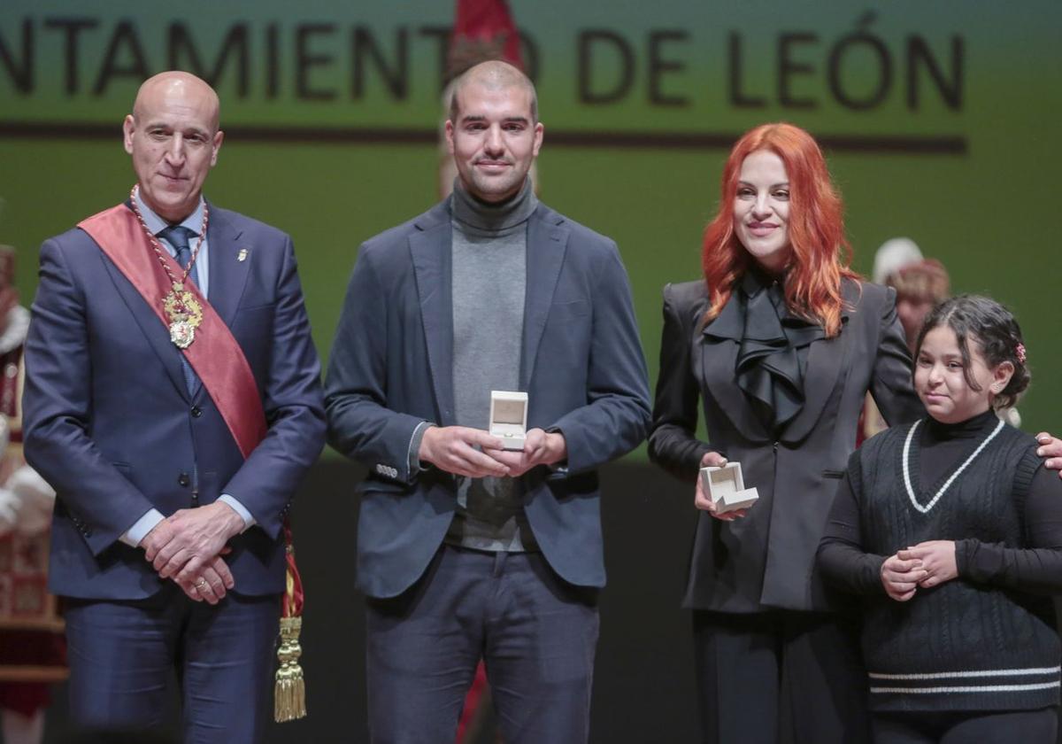 Los astronautas Pablo y Sara, Hijos Predilectos de León