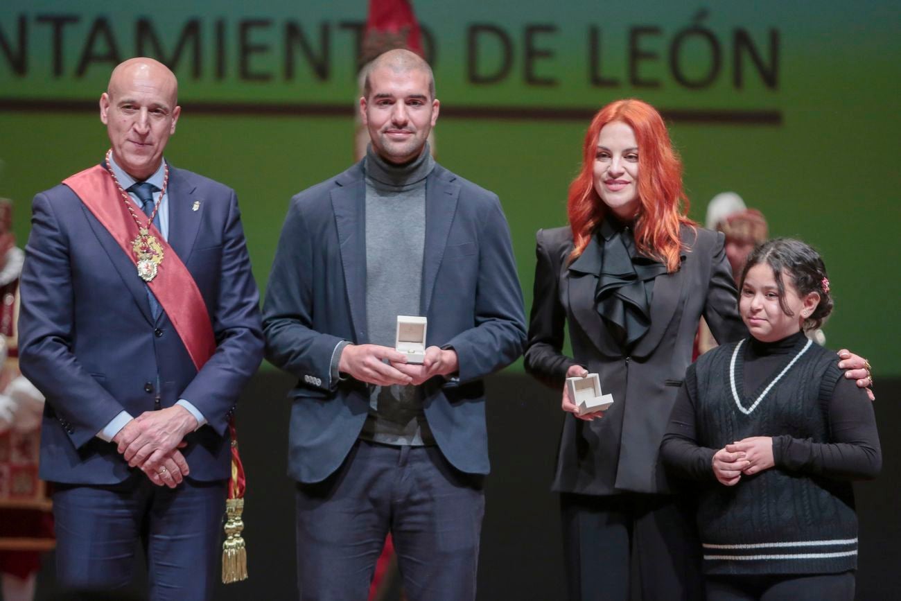 Los astronautas Pablo y Sara, Hijos Predilectos de León