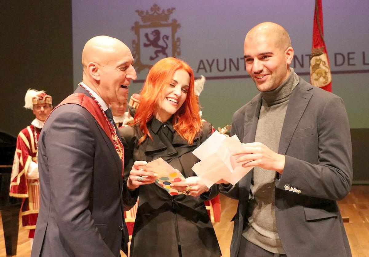 Pablo Álvarez y Sara García, durante su reconocimiento como HIjos Predilectos de León este lunes.