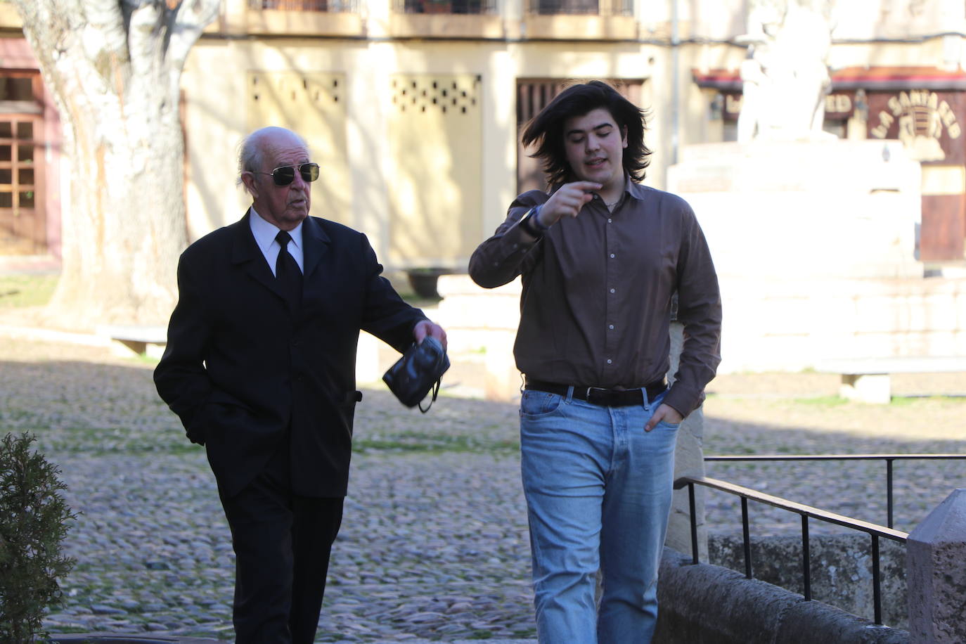 Dos generaciones de mozos del Mercado