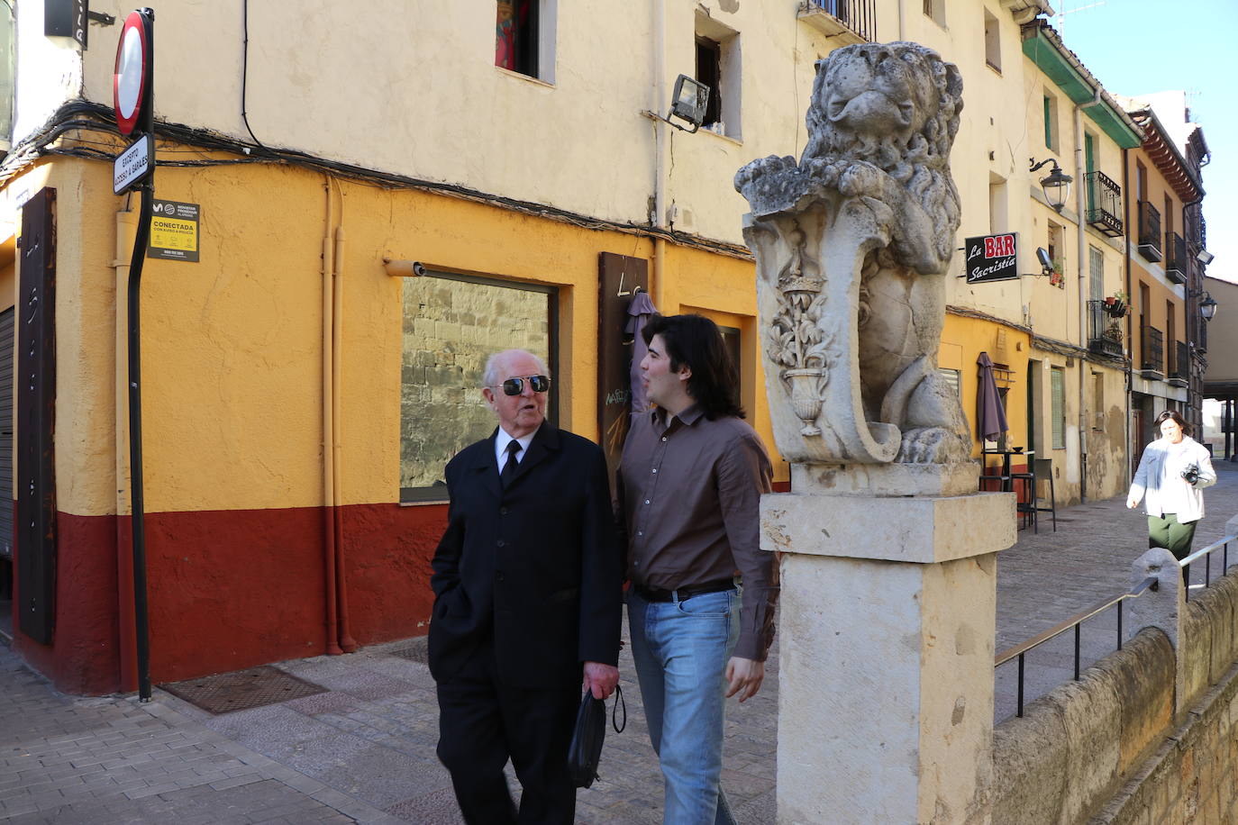 Dos generaciones de mozos del Mercado