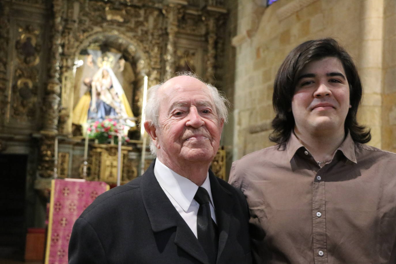 Dos generaciones de mozos del Mercado