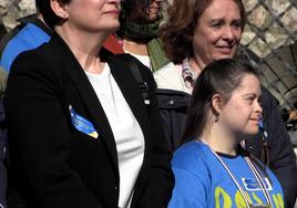 La plaza de Botines acoge el acto por el Día del Síndrome de Down en el que se han citado más de un centenar de usuarios y familiares de Amidown León para reivindicar un futuro igualitario en el que la sociedad aprenda «a mirarnos con el corazón»