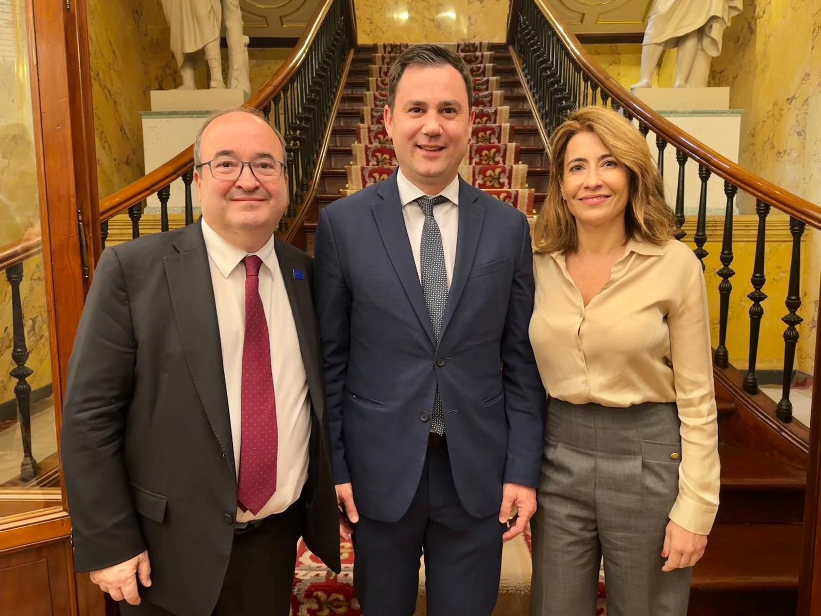 El diputado Javier Alfonso Cendón con los ministros de Cultura, Miquel Iceta, y de Mitma, Raquel Sánchez.