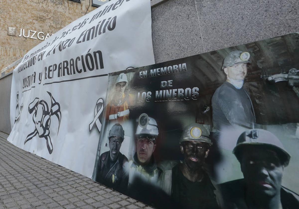 Recuerdo a los fallecidos a las puertas de los Juzgados de León.