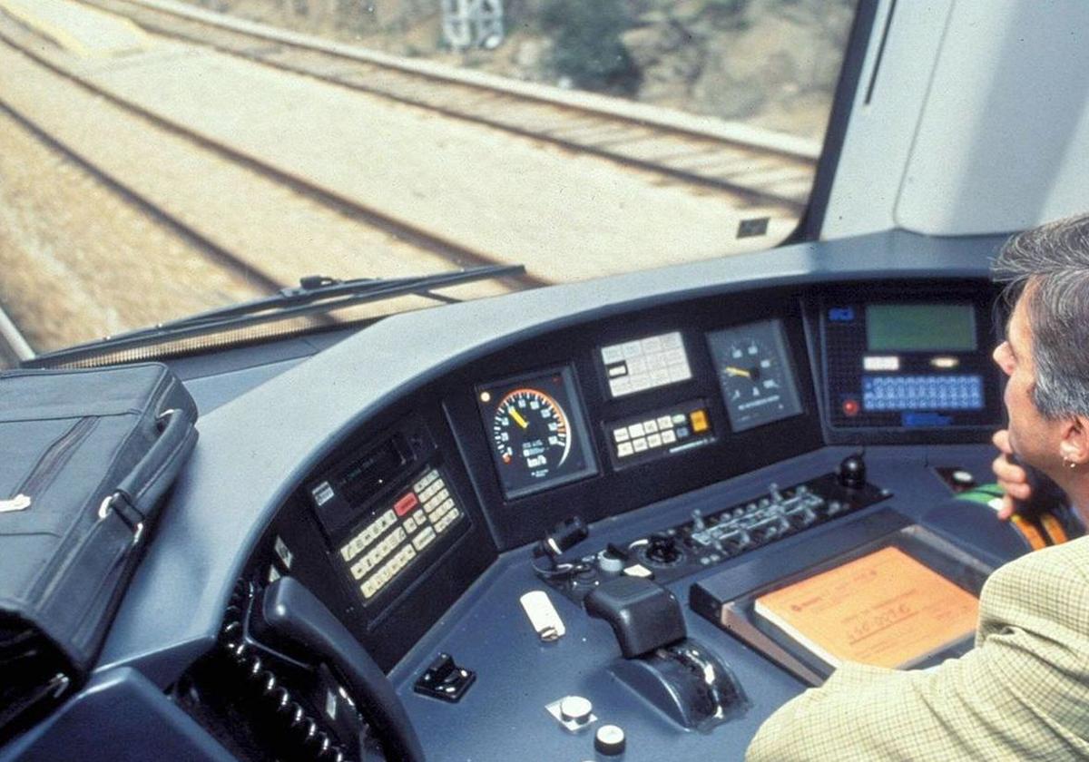 Un maquinista, en un tren AVE. El trazado León-Valladolid debe duplicarse por el elevado tráfico.